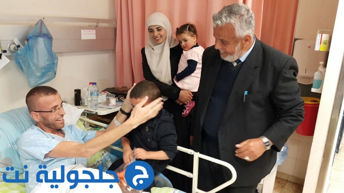 زوجة الأسير محمد القيق وأبنائه يصلون لزيارته في مستشفى العفولة